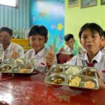 6.-photo-keadaan-kelas-yang-sedang-pada-makanan-1024x576