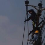 PEMADAMAN-LISTRIK-Potret-petugas-PLN-melakukan-perbaikan