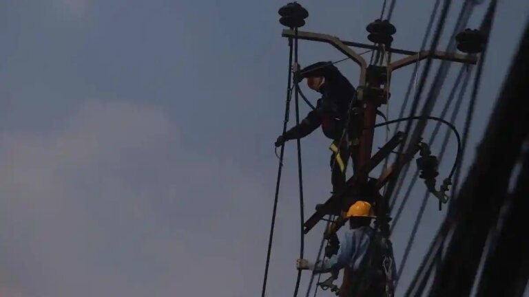 PEMADAMAN-LISTRIK-Potret-petugas-PLN-melakukan-perbaikan