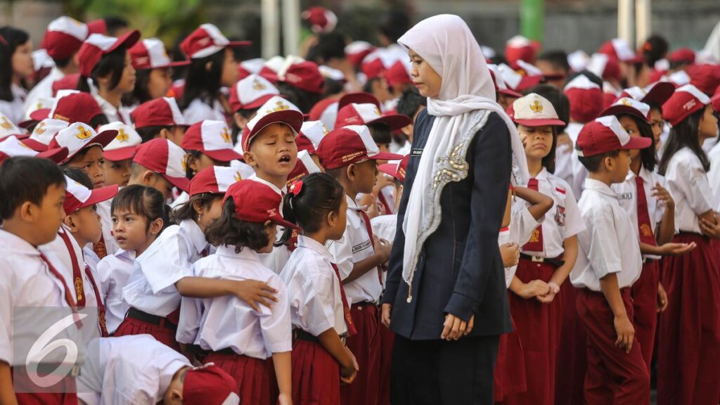 035696900_1437967494-20150727-Hari-Pertama-Masuk-Sekolah-Jakarta3