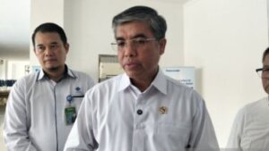 69e7d56d44052-menteri-ketenagakerjaan-menaker-republik-indonesia-yassierli_375_211