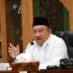 Wakil-Ketua-Komisi-X-DPR-RI-Lalu-Hadrian-Irfani-aksi-mahasiswa-696x464