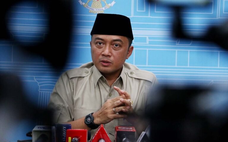 mensesneg-prasetyo-hadi-tanggapi-isu-politik-terkini0-19092025-175354-768x480