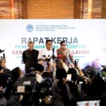 menteri-jumhur-hidayat-minta-perusahaan-pemegang-konsesi-keh-9zgy