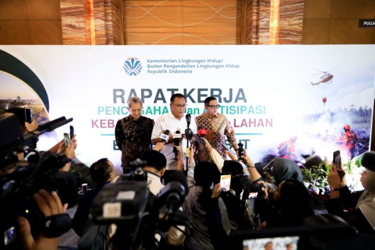 menteri-jumhur-hidayat-minta-perusahaan-pemegang-konsesi-keh-9zgy