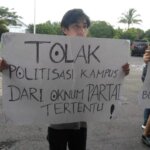 tolak-politisasi-kampus-mahasiswa-demo-696x392