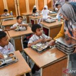 wali-murid-bantu-pendistribusian-mbg-di-sekolah-2634029