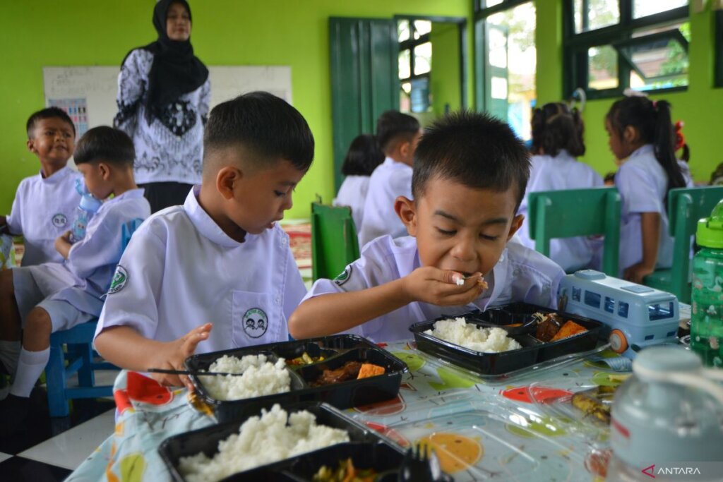 Pelaksanaan-makan-bergizi-gratis-di-Padang-080125-Ief-4