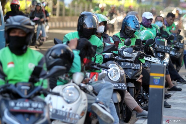 antarafoto-imbauan-thr-bagi-ojek-daring-dan-kurir-paket-200324-ysw-3