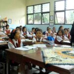 guru-mengajar-di-kelas-ilustrasi-_130523113141-686
