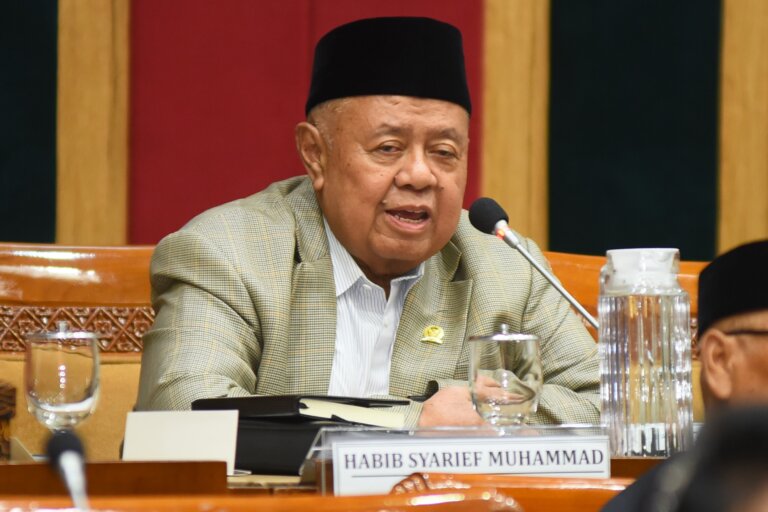 komisi-x-dpr-dukung-wacana-kebijakan-siswa-wajib-baca-buku-21112025-212109
