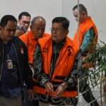 kpk-tahan-tersangka-kasus-korupsi-asuransi-jasindo-1785455584572_169