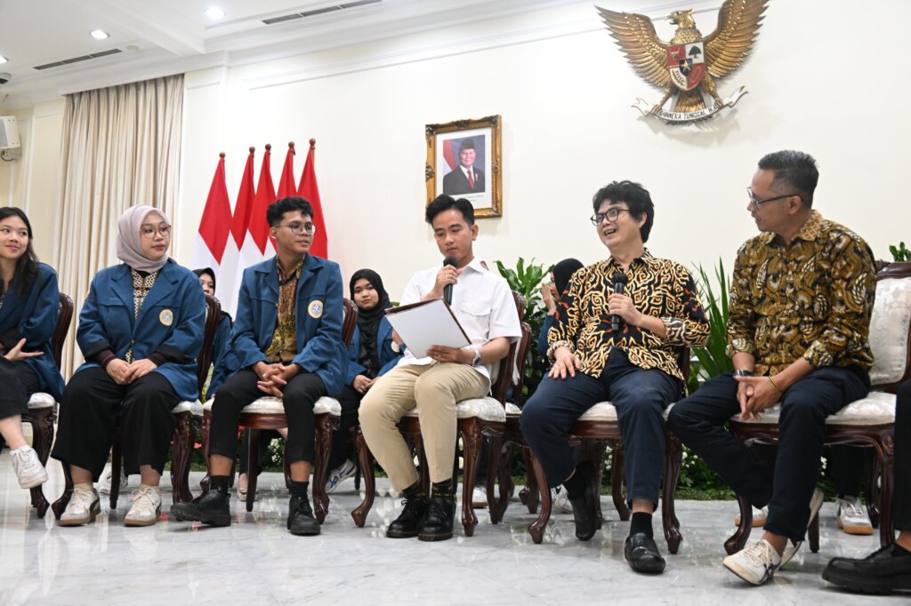 wapres-terima-aspirasi-mahasiswa-unair-tegaskan-komitmen-pemerintah-pada-suara-generasi-muda0-07112025-110308