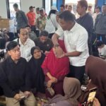 Gibran-Rakabuming-mengunjungi-warga-korban-banjir-bandang-di-Posko-Pengungsi-Solok
