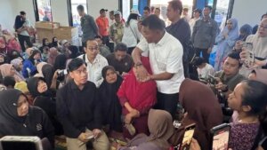 Gibran-Rakabuming-mengunjungi-warga-korban-banjir-bandang-di-Posko-Pengungsi-Solok