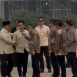 Presiden-Prabowo-Subianto-merangkul-dan-bersalaman-dengan-Wakil-Presiden-Gibran-Rakabuming