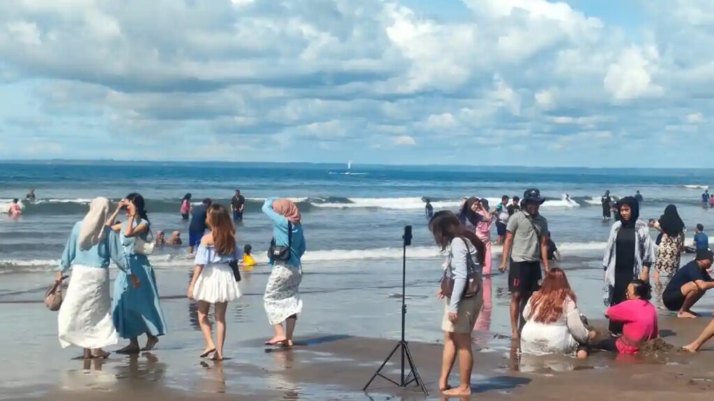 Suasana-keramaian-di-Pantai-Pangandaran-6