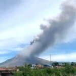 Visual-erupsi-Gunung-Sinabung-di-Kabupaten-Karo-Sumatera-Utara