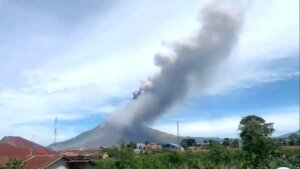 Visual-erupsi-Gunung-Sinabung-di-Kabupaten-Karo-Sumatera-Utara