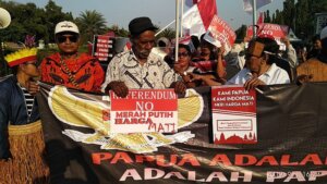 aksi-damai-di-depan-istana-papua-setia-pada-merah-putih-ug1Fw3zyNB