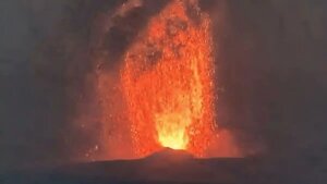 momen-erupsi-Gunung-Anak-Krakatau-di-Selat-Sunda-Lampung