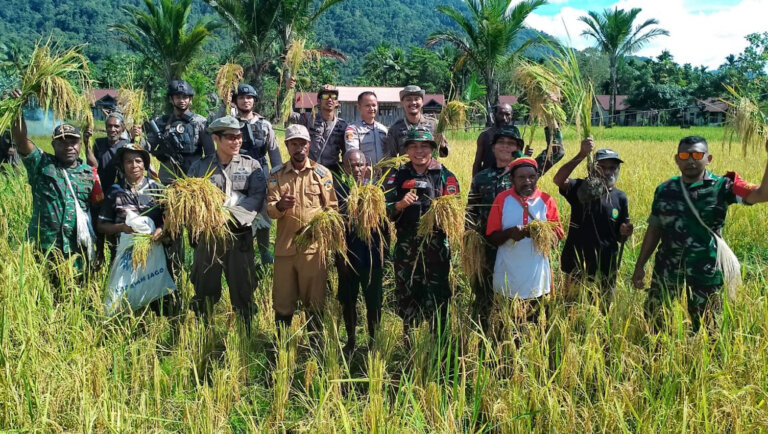 prajurit-tni-yang-tergabung-dalam-satgas-pamtas-yonif-126kc-p9ae