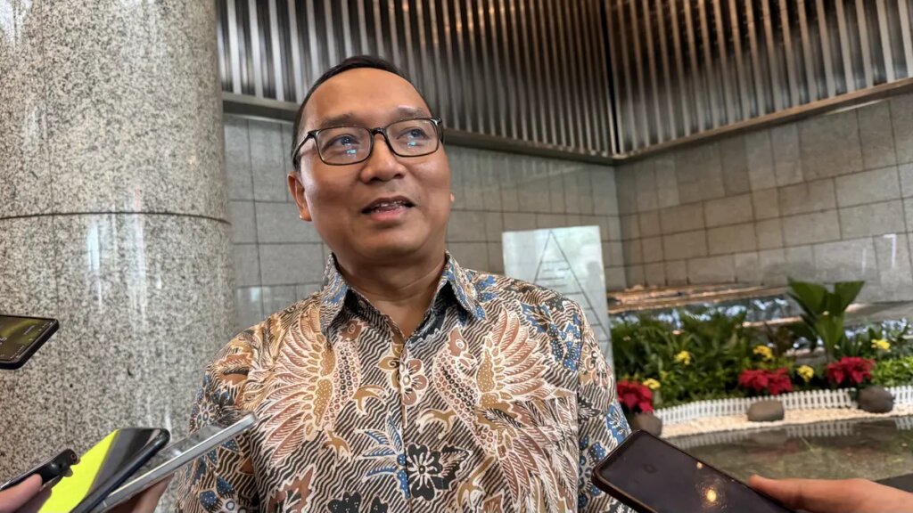 047014100_1779259876-Direktur_Utama_KPEI_Iding_Pardi-20_Mei_2026c
