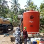 DISTRIBUSI-AIR-BERSIH-BPBD-Trenggalek-melakukan-penyaluran-air-bersih-ke-warga-te