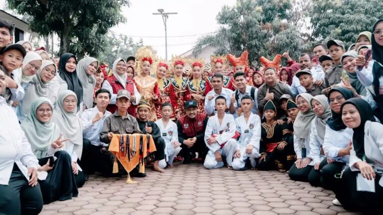GUS-IPUL-BERSAMA-SISWA