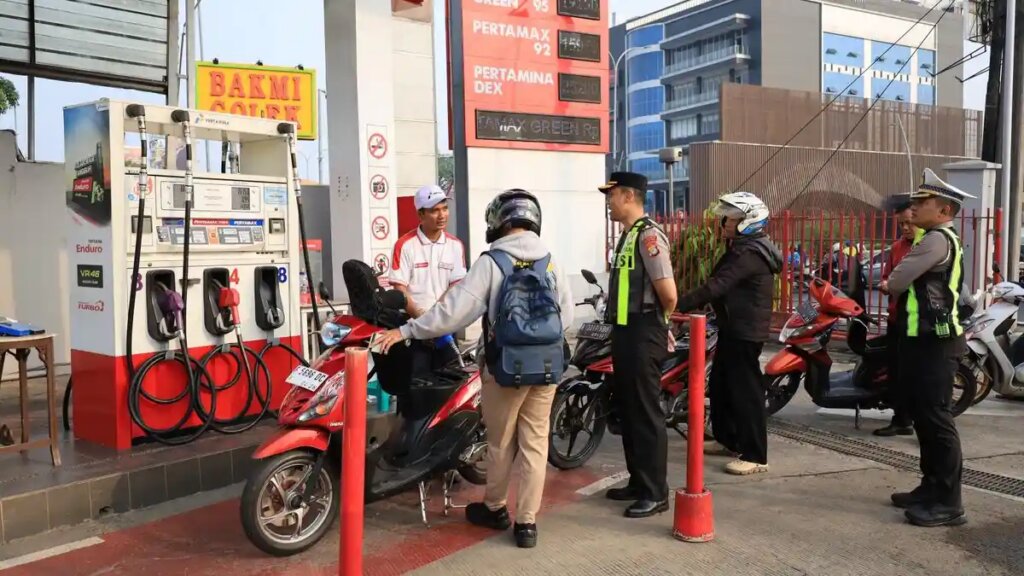 KELANGKAAN-BBM-Kapolres-Metro-Bekasi-Kota-Kombes-Putu-Kholis-Aryana