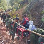 Prajurit-TNI-Berikan-Bantuan-Korban-Bencana-dengan-Berjalan-Kaki_20251209_085229