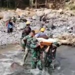 Prajurit-TNI-Tandu-Ibu-Hamil-Korban-Banjir