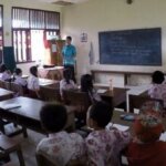 ilustrasi-guru-mengajar-di-kelas3