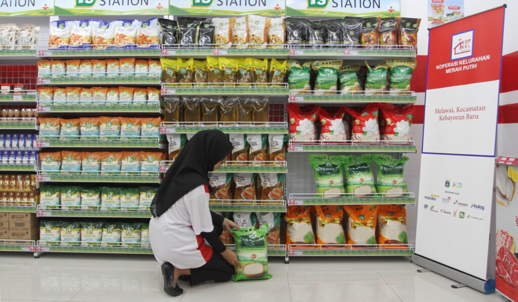 melihat-gerai-koperasi-kelurahan-merah-putih-melawai-22072025-180045