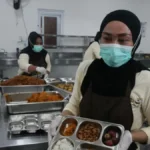menyiapkan-menu-relawan-dapur-mbg-sibuk-menyiapkan-menu-makan-di-launch-box-baru-baru-ini-indah-susantiradar-pati-6uWny